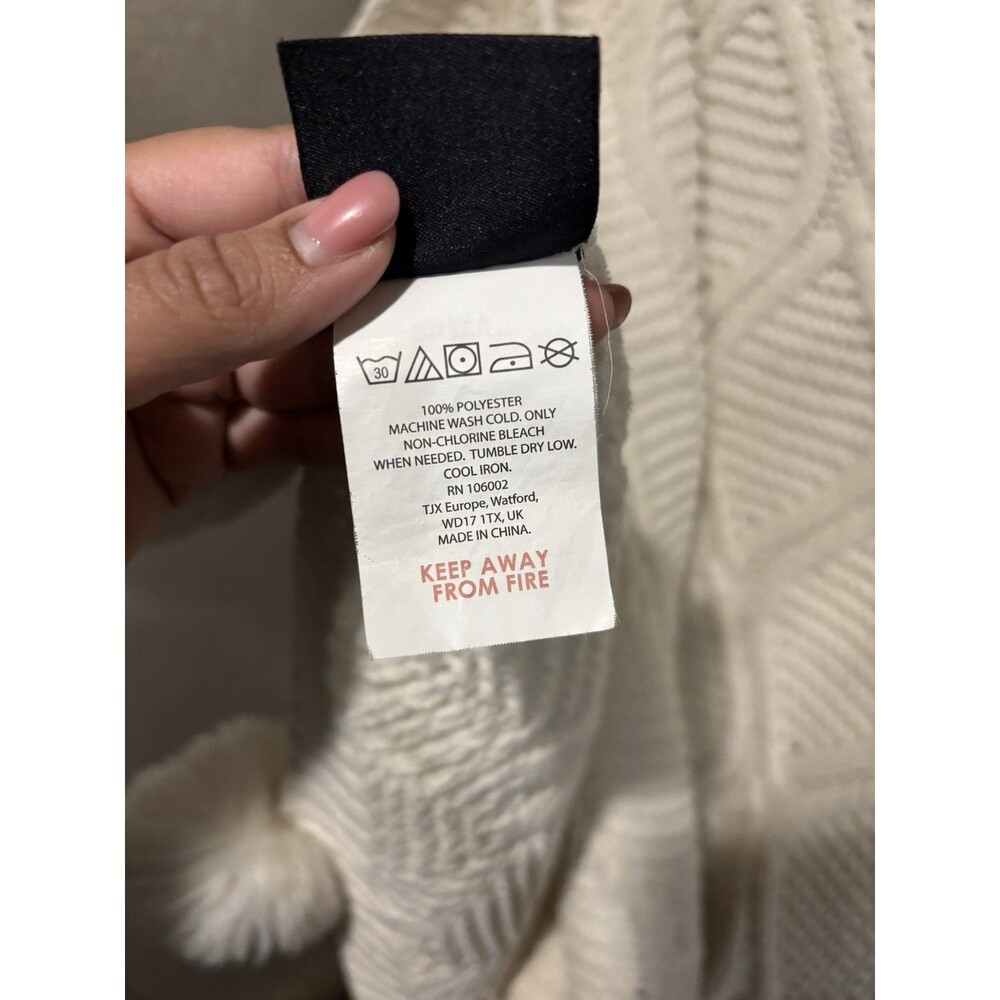 Tahari Home Blanket Throw Pompom Boho Off-White 68X59 - Picture 4 of 4